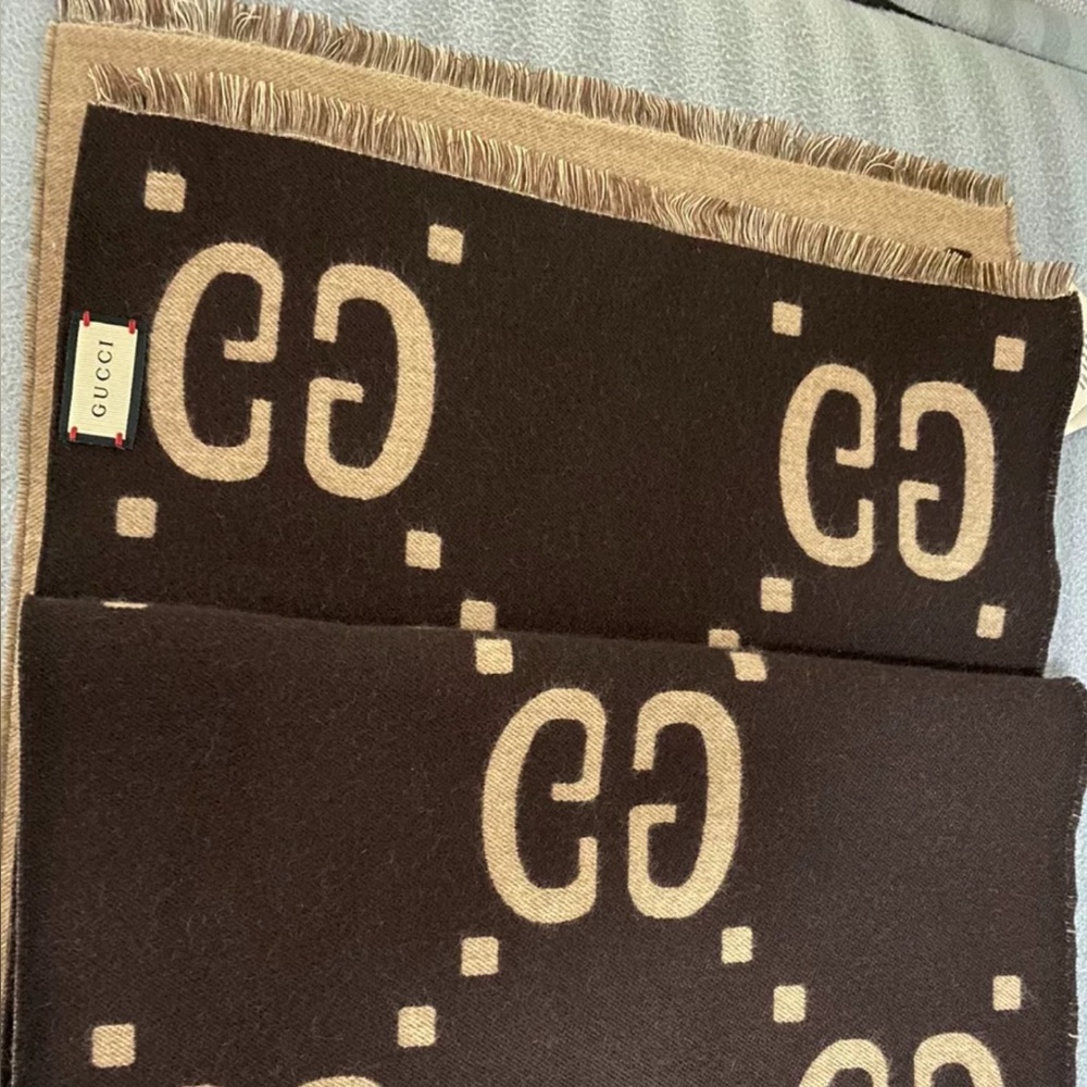 Classic Gucci Wool Scarf - Timeless Monogram Elegance - good condition